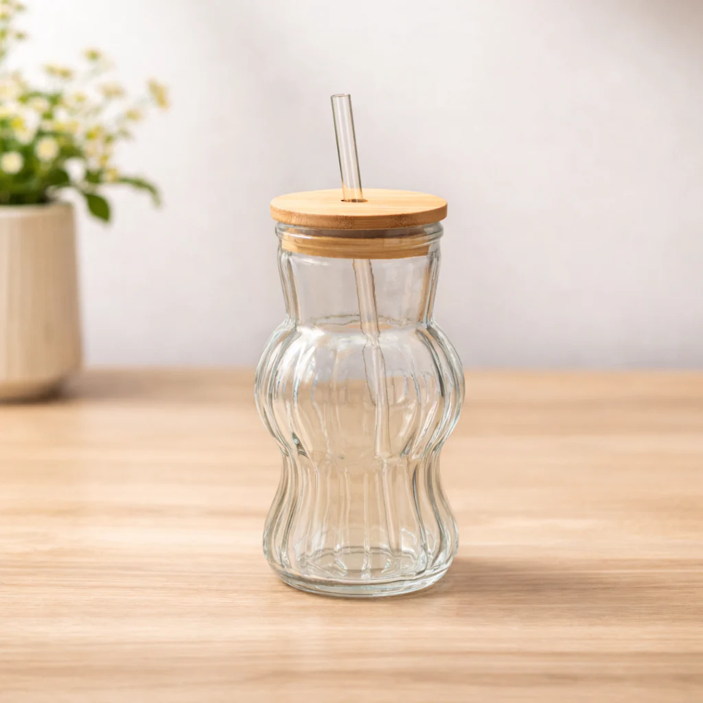 Delas Straw Glass – Curved Ribbed Tumbler with Bamboo Lid & Reusable Straw